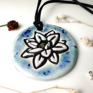 Surly-Ramics White Lotus Flower Ceramic Pendant Necklace w/ Faux Suede Cord NIB